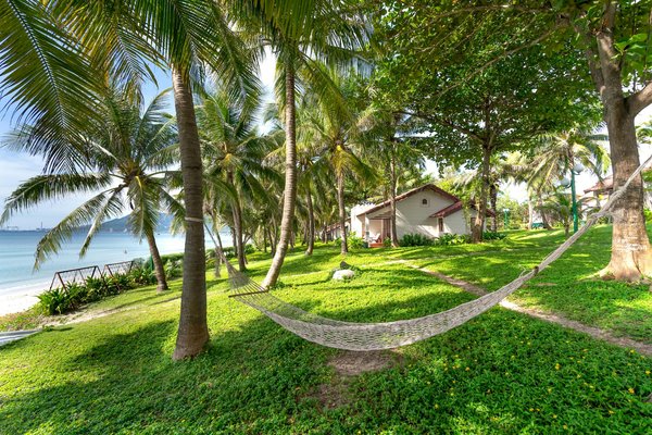 How can you discover UK landmarks on a shoestring budget?